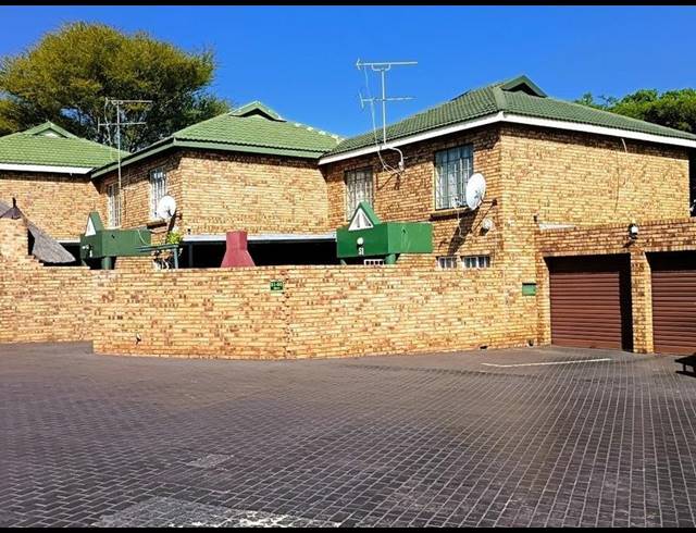 3 BEDROOM TOWNHOUSE FOR SALE IN DIE HOEWES